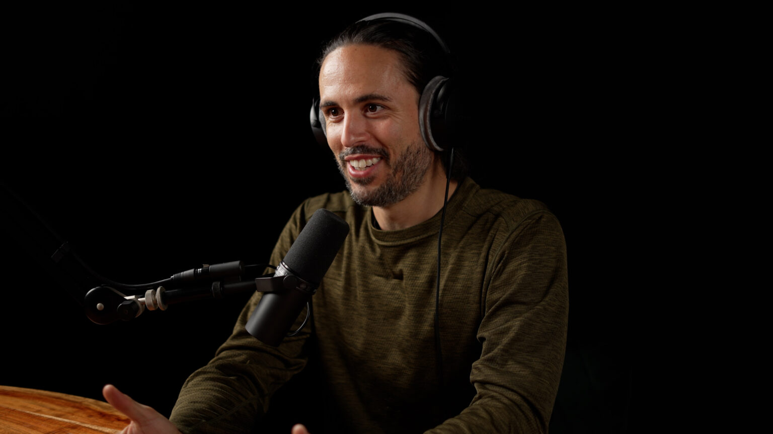 Jascha in einer Podcast-Aufnahmesituation